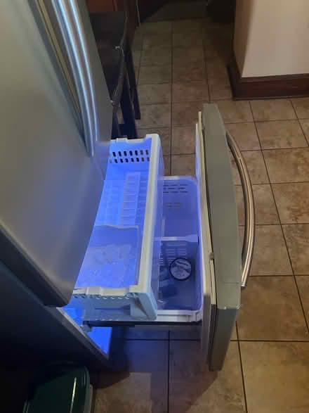 Photo of free Samsung 20 cu ft refrigerator (Columbia Heights (Monroe St)) #2