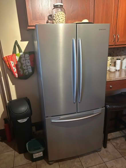 Photo of free Samsung 20 cu ft refrigerator (Columbia Heights (Monroe St)) #1