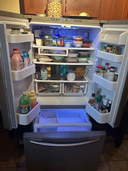 Photo of free Samsung 20 cu ft refrigerator (Columbia Heights (Monroe St)) #3