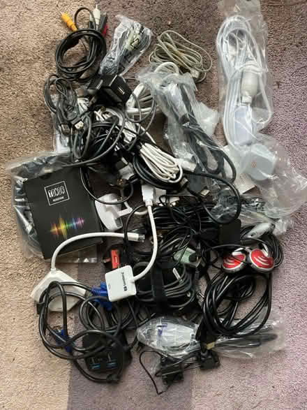 Photo of free Various PC/monitor cables (CV7 Berkswell) #1