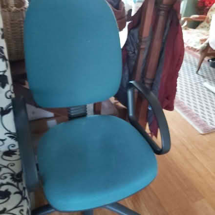 Photo of free Green/black computer chair (Blackhall EH4) #1