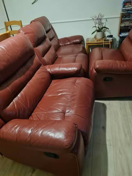 Photo of free 3 seater & 2 seater setees (Luton LU4 0RJ) #1
