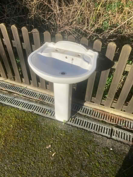 Photo of free Basin and pedestal (BH2) #1