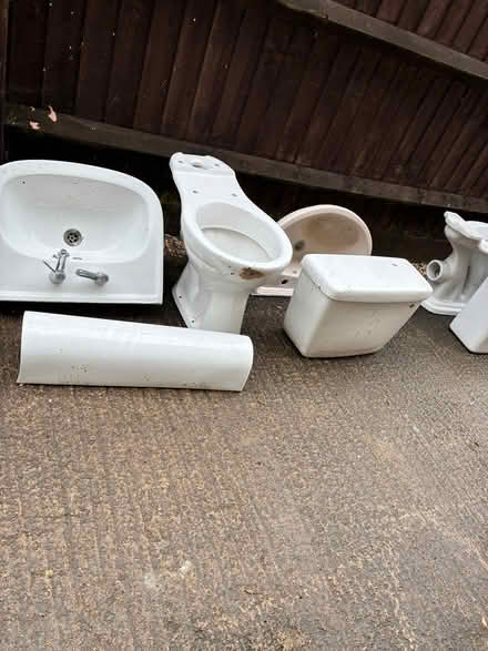 Photo of free 2 sinks, 2 toilets, 2 cisterns, pedestal (Great Horwood MK17) #4