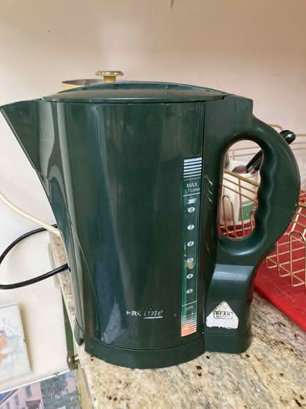 Photo of free Green electric kettle (Funtington PO18) #1