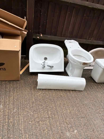 Photo of free 2 sinks, 2 toilets, 2 cisterns, pedestal (Great Horwood MK17) #3