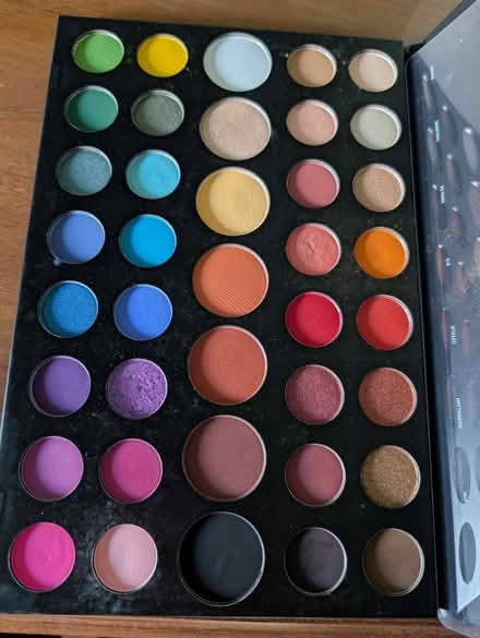 Photo of free Morphe colourful eyeshadow palette (Caerau CF5) #3