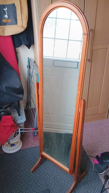 Photo of free Standing dressing mirror (Stoneleigh KT17) #1