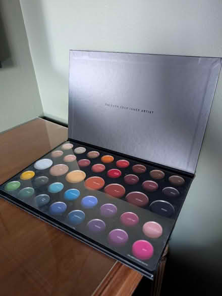 Photo of free Morphe colourful eyeshadow palette (Caerau CF5) #1