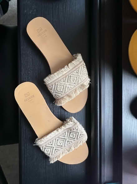 Photo of free Woman flat sandals (Beaumont LA1) #1