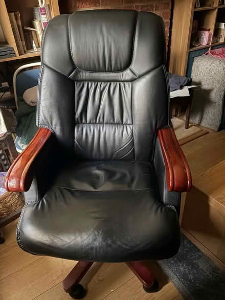 Photo of free Black swivel chair (Linslade LU7) #2