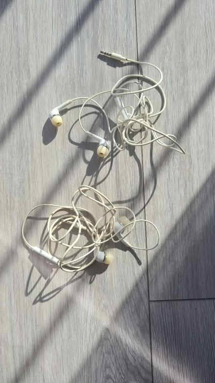 Photo of free 2x Samsung wireless earphones (Brick lane E1 6S) #1