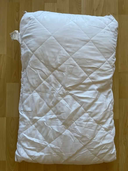 Photo of free Polyester pillow (SE1) #1