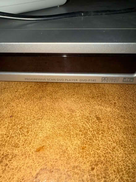 Photo of free DVD player with remote (Chargrove GL53) #2