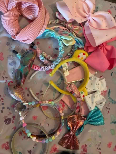 Photo of free Girls dressing up accessories (Wisewood S6) #2
