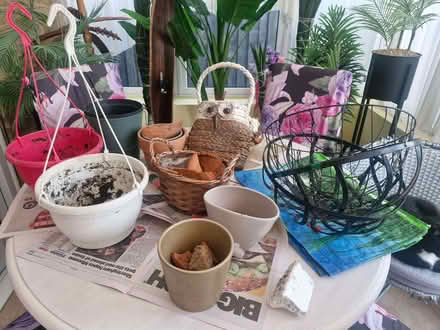 Photo of free A selection of pots and hanging basket carcases (Laindon SS15) #1