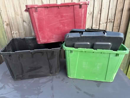Photo of free 3 recycling boxes with several lids. (Welling DA16) #1
