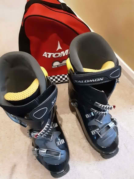 Photo of free Salomon ski boots and bag (Emmbrook RG41) #1