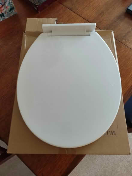 Photo of free Soft closing toilet seat (Tottenham Hale N17) #1