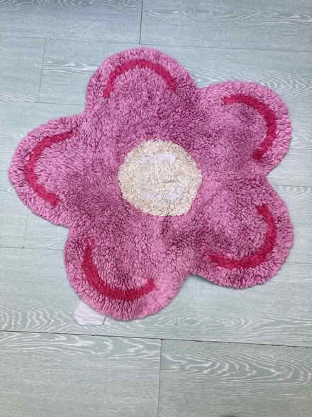 Photo of free Pink rug (Motspur Park KT3) #1