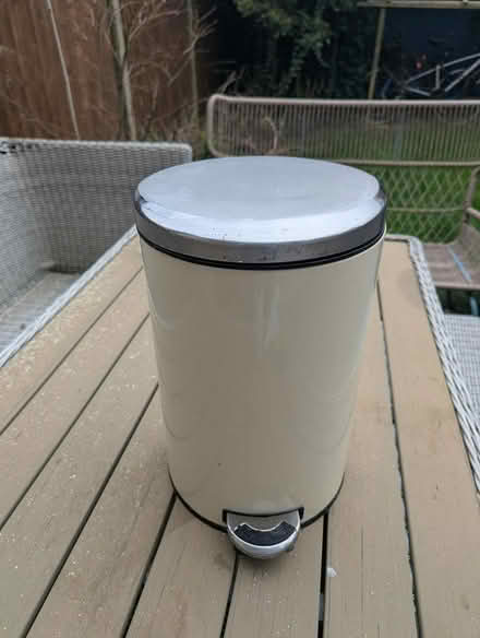 Photo of free 2 pedal kitchen bins (Wimbledon Park (SW19)) #2
