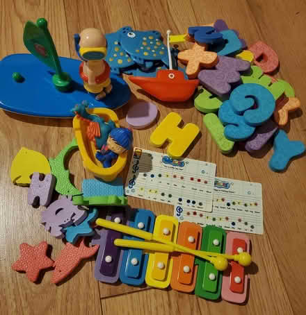 Photo of free Bath toys and tub sticker (Near Experimental Farm) #1