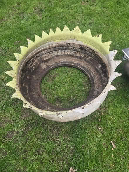 Photo of free Flower bed from tyre (En7 5nj) #1