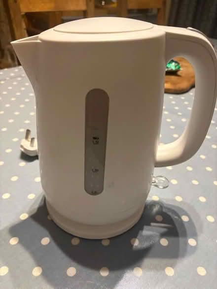 Photo of free White basic cordless kettle (Bradford on Avon BA15) #1