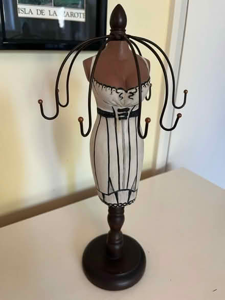 Photo of free Black & white jewellery mannequin (Henley-on-Thames RG9) #1