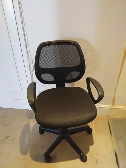 Photo of free Office chair and drawers (Sloane square) #1