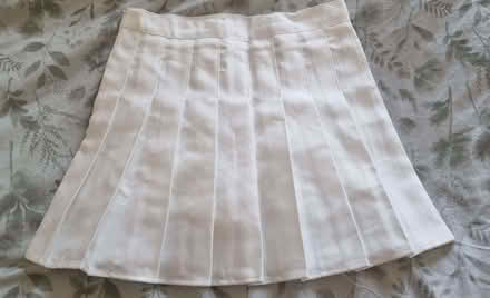 Photo of free White Pleated Girls Skirt Size Small (waist 66cm) (Thamesmead SE28) #1