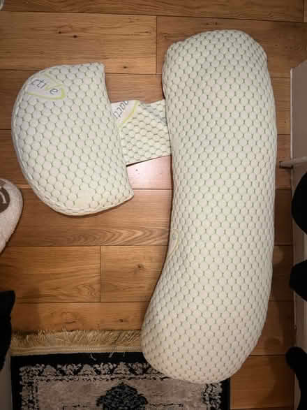 Photo of free Pregnancy pillow (Barnet, en5) #1