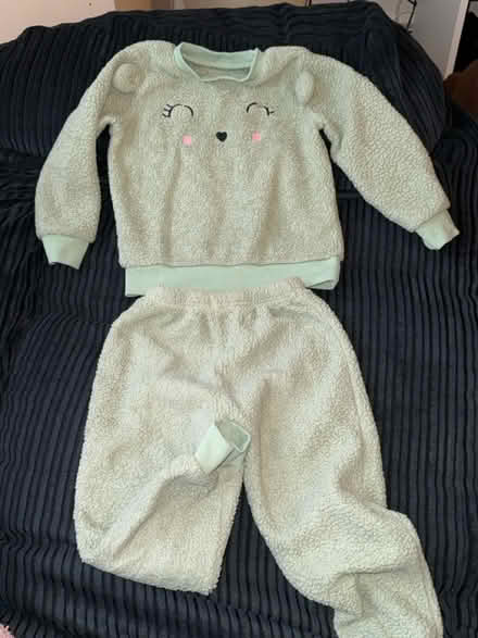 Photo of free Sets of pyjamas unisex 2-4.5 years (Levenshulme M19) #2