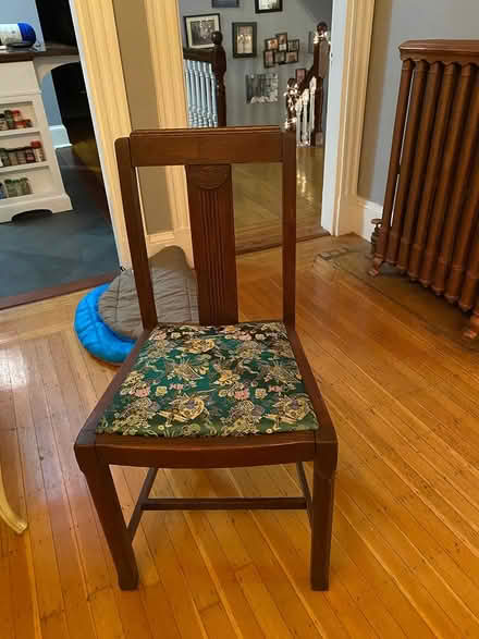 Photo of free 5 dining room / kitchen chairs (Lowell and highland) #1