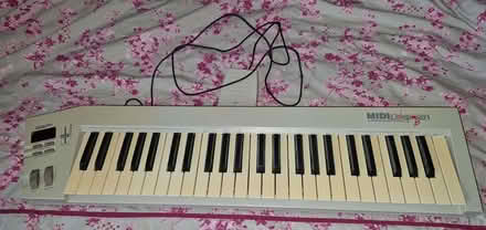 Photo of free Midi keyboard controller (Addiscombe CR0) #1