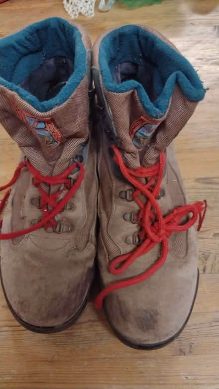 Photo of free walking boots (Station Area RG21) #1