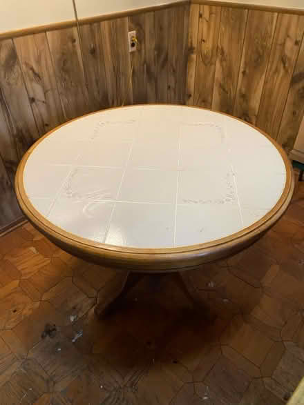 Photo of free Round kitchen table (Upper Ft Washington) #1