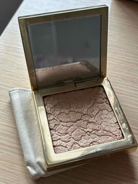 Photo of free Clarins Gold Attraction Face Palette (Barkham RG41) #1
