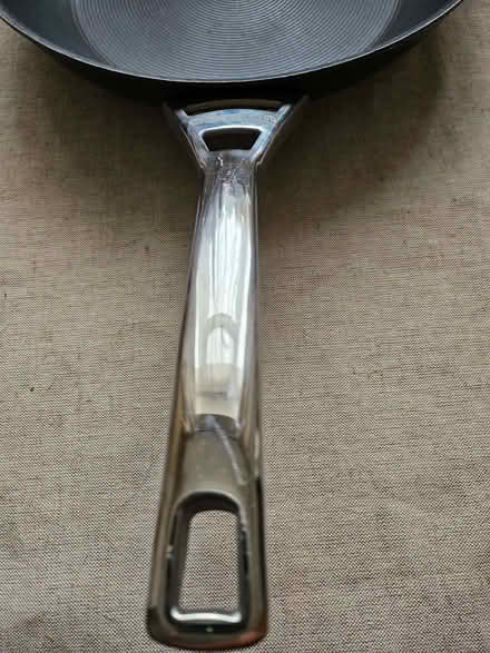 Photo of free 30cm Circulon Frying pan (Henbury BS10) #2