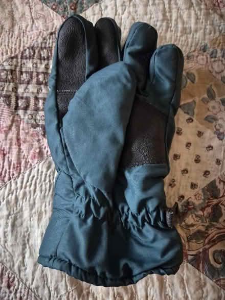 Photo of free Single padded glove, green, left hand (Central Lancaster LA1) #1