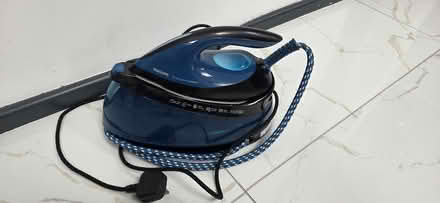 Photo of free Philips steam iron. Needs descaling (Old Coulsdon CR8) #1