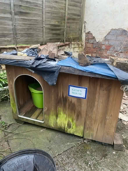 Photo of free dog/pet house - in need of tlc (LE18) #2