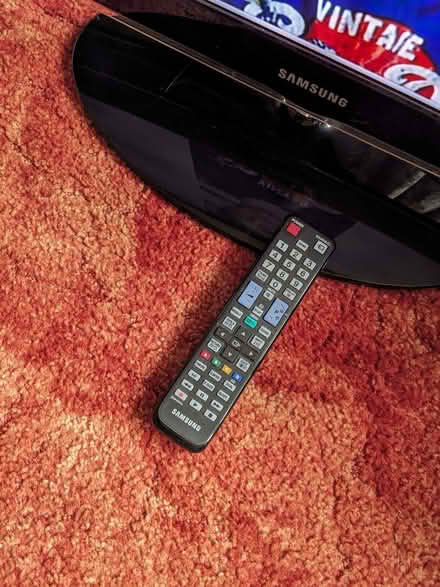 Photo of free Samsung 32 inch TV - Spares / Repair (IP3) #3