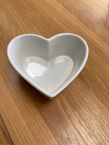 Photo of free Small heart shaped ceramic bowl (Noctorum CH43) #1