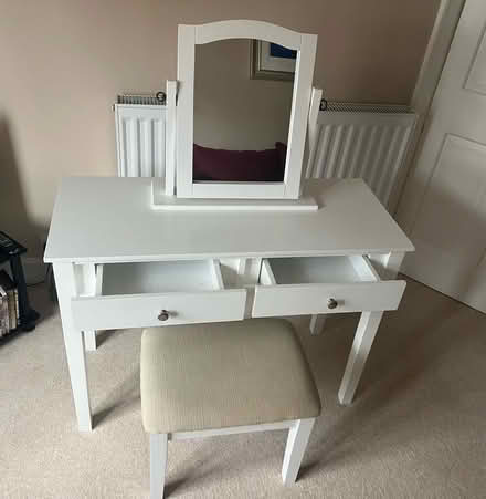 Photo of free Beautiful Dressing table with matching stool and mirror (Beaconsfield HP9) #1