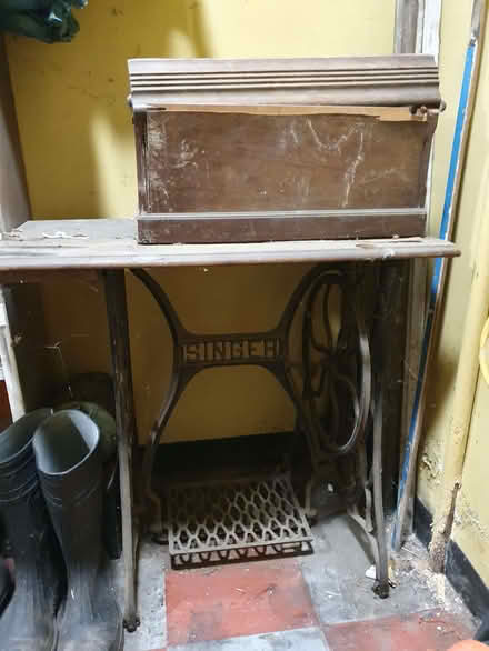 Photo of free Old vintage singer sewing machine (Caterham on the Hill CR3) #1