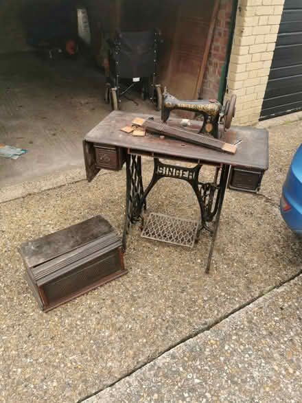 Photo of free Vintage sewing machine (Byfleet KT14) #1