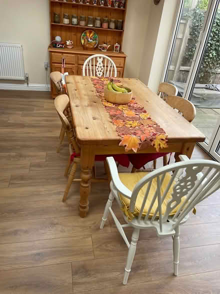 Photo of free Pine table & 6 chairs (Hitchin Ninesprings.) #1