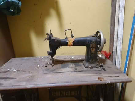Photo of free Old vintage singer sewing machine (Caterham on the Hill CR3) #2