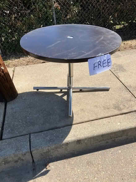 Photo of free Curb Alert: round Table (Old Town Bowie) #1